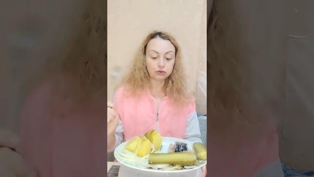 МукбангСкумбрия_и_картошечка_с_соленьями