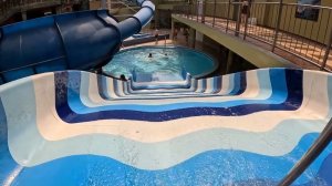Катание на водных горках в крытом аквапарке Aquaworld Resort Budapest в Венгрии