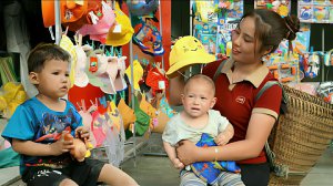 Собираю зелень для продажи на рынке. Готовлю ужин вместе со своими детьми. Жизнь во Вьетнаме