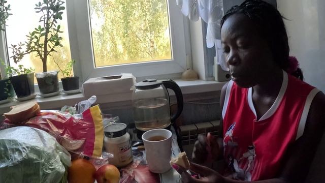 АФРИКАНКА ОТКРЫВАЕТ ДЛЯ СЕБЯ НОВЫЕ ВКУСЫ ГОТОВКИ В РУССКОЙ КВАРТИРЕ