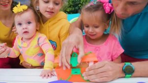 Весёлые приключения в бассейне: водные горки с Майей и Машей