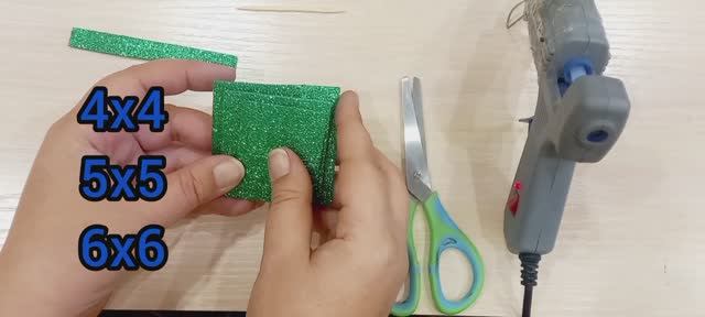 Ёлочные игрушки из фоамирана своими руками. МК по ёлочка