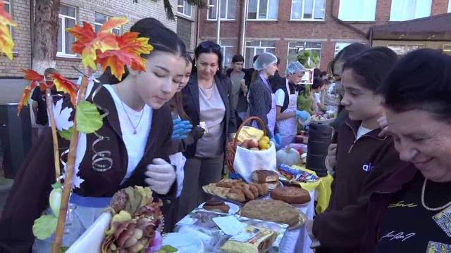 Осенняя ярмарка в Хакуринохабльской СОШ №1 смотреть онлайн