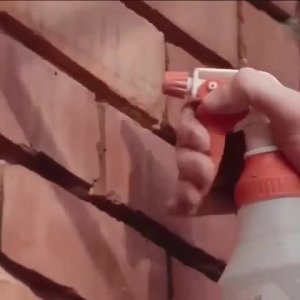 Заделывание швов в стене.