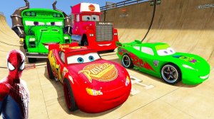 ЧЕЛОВЕК-ПАУК и Маккуин СУПЕР ГОНКИ Мегаиспытание с несколькими рампами! МАК, ДРУЗЬЯ, ТАЧКИ, Т-РЕКС