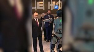 Робот станцевал для Путина