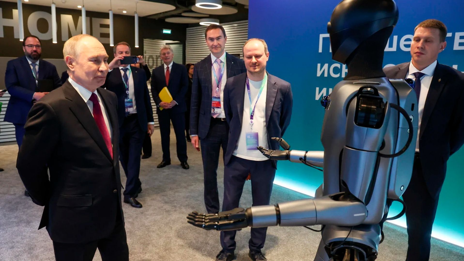 Путину показали танцующего робота отечественного производства смотреть онлайн