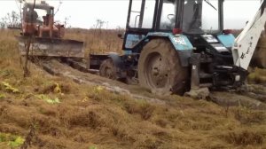 Трактор МТЗ-82 застрял в болоте, ДТ-75 выручает.