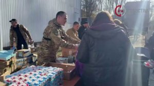 Военные следователи СК России продолжают оказывать гуманитарную помощь