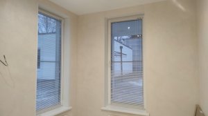 Белые глянцевые горизонтальные алюминиевые жалюзи HOLIS для создания уюта и приватности в доме.