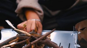 Горячий палаточный кемпинг среди красивых красных листьев Японии