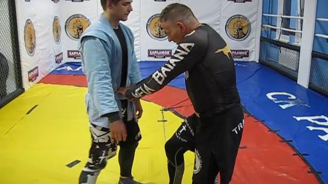 2017 год. Работа головой в захвате за пояс спереди.