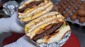 Большой гамбургер с домашней котлетой. Корейская уличная еда