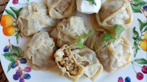 Сочная мясная начинка в тонком тесте - просто манты или почти манты. Тесто пресное на яйцах.