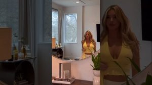 Marie Dee : леопардовое боди, обтягивающий жёлтый топ с глубоким вырезом, чёрное мини