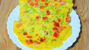 Вкусный завтрак из яиц - омлет с овощами на сковороде