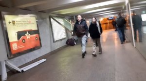 Никогда не видела, как меняют рекламу