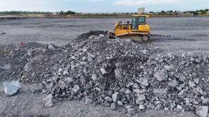 Ep12. Отсыпка огромного озера. Бульдозер Shantui и грузовики засыпают участок.