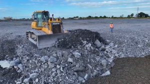 Ep9. Отсыпка огромного озера. Бульдозер Shantui и грузовики засыпают участок.