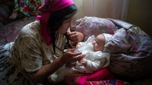Старая цыганка спасала угасающего МЛАДЕНЦА