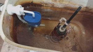 Замена арматуры бачка унитаза (клапана слива), не снимая бачка.