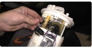 Замена датчика уровня топлива на Приоре, Калине и Гранте