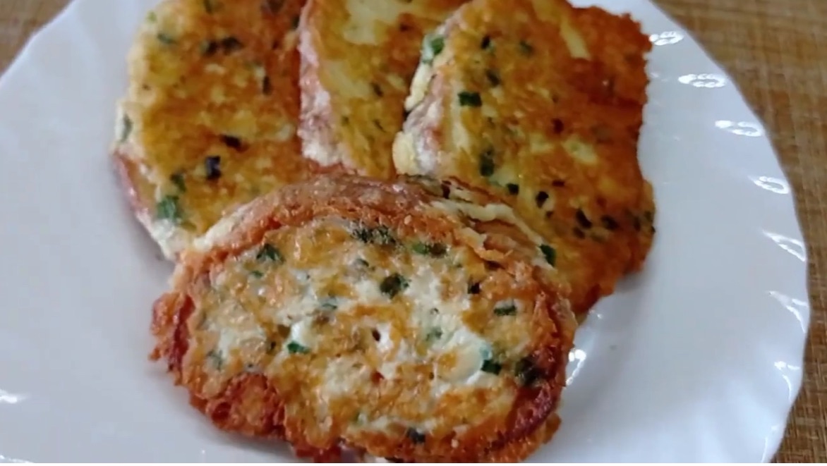 Сырные гренки с зеленью на завтрак.