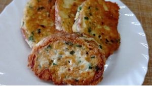 Сырные гренки с зеленью на завтрак.