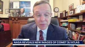 Ави Лёб выглядит явно расстроенным, наблюдая за трансляцией NASA