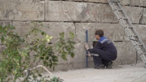 На улице Вакуленчука продолжаются ремонтные работы подпорных стен