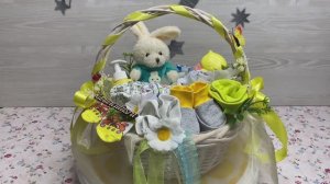 Подарочная корзина с детской одеждой для новорожденного