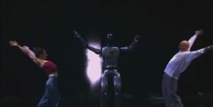 Робот Грин от Сбера танцует с Мигелем и Ксенией Михеевой на сцене AI JOURNEY 2025