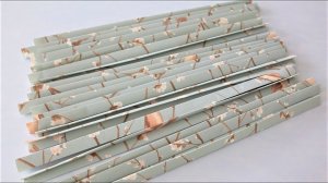 В срочном порядке нарезала обои и начала работать. Жалею, что раньше выкидывала остатки обоев