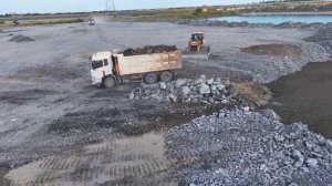 Ep8. Отсыпка огромного озера. Бульдозер Shantui и грузовики засыпают участок.