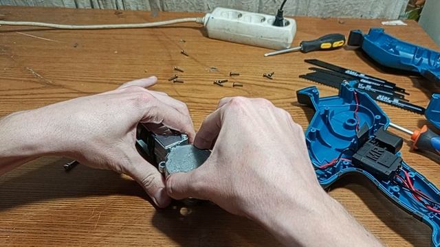 Сабельная пила Kingtree 21 вольт. Часть вторая что у неë внутри.