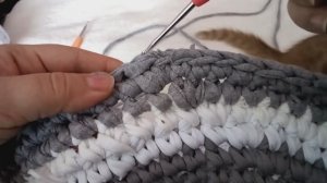 Коврик крючком из старых вещей.Для совсем начинающих.Продолжение.