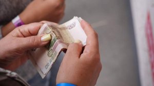 Юрист рассказала о возможности снять деньги на кассе в магазине