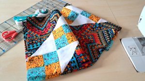 Красивое лоскутное одеяло.