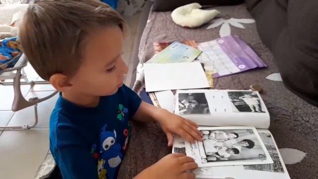 25 сен.2022 (Сереже 4 года) Рассматривает семейные фото