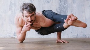 Аштавакрасана, постановка локтя в пол и возврат в Аштавакрасу.