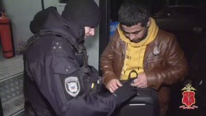 На рассвете полицейские с собаками пришли с проверкой в хостел в Репино