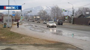 Утечка воды. Специалисты продолжают работы по устранению аварии на улице Сахалинской