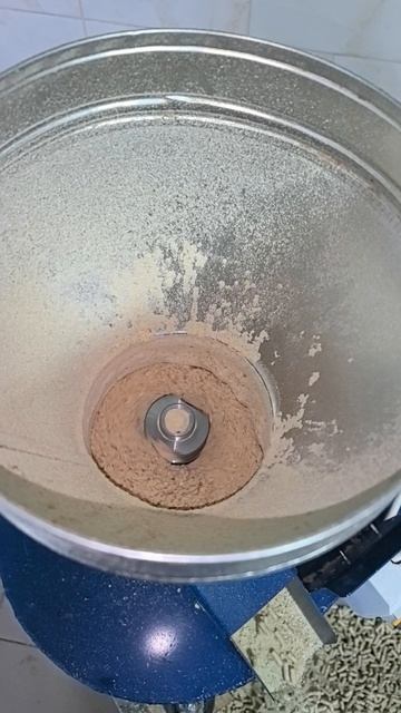 Гранулятор Соловей-1 на шкивах, мотор 3кВт/час. Гранулируем зерносмесь из кукурузы, пшеницы, ячменя. смотреть онлайн