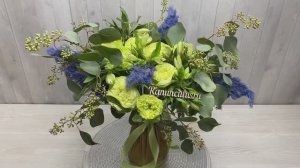 Букет из зеленых пионовидных роз и альстромерий