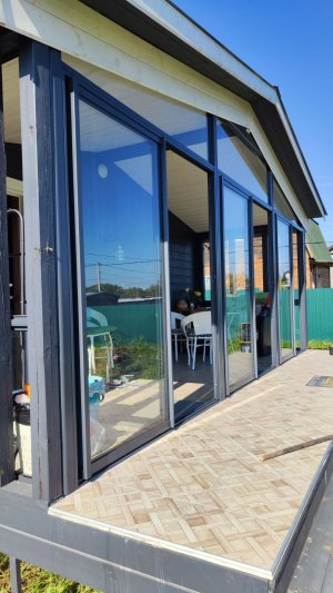 Обзор панорамного остекления террасы дачного дома Серый цвет рам.