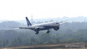 Эйрбас А330 авиакомпании Sunclass Airlines приземляется в аэропорту Пхукета ранним утром.