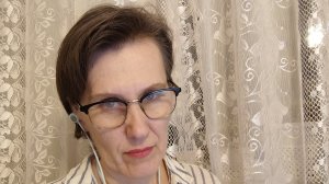 Ребёнок залипает в телефоне.