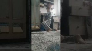 Грузовой лифт, сделанный из подручных материалов.