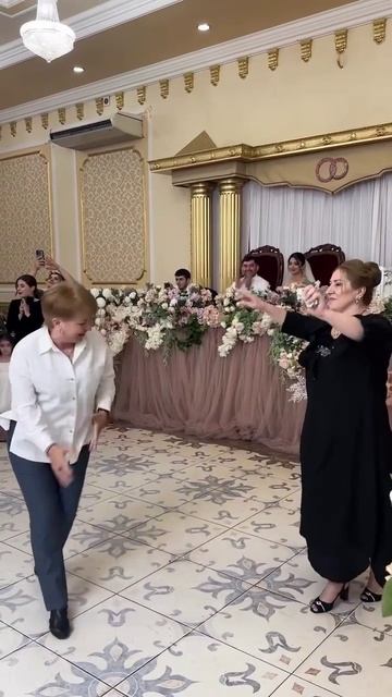 Девушки разрывают танец 👍🔥 смотреть онлайн