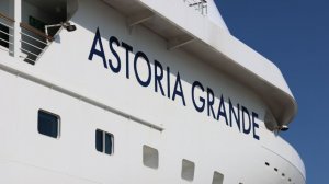 Возвращается в РФ: круизный лайнер «Астория Гранде» не пустили в порт Стамбула